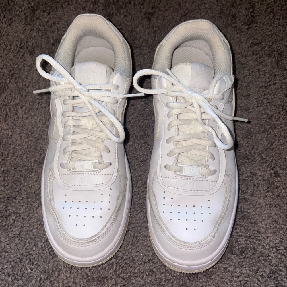 White NIKE Airforce 1s